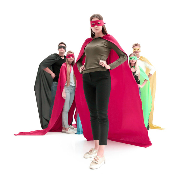 mujer joven y confiada en una capa roja de un superhéroe
 - Foto, Imagen