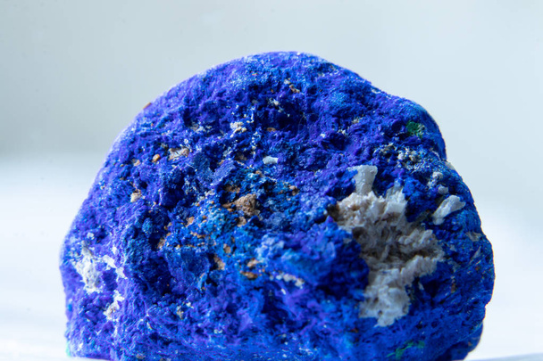 blauw azuriet mineraal monster steen ligt in het licht, edelsteen, kwarts kristal - Foto, afbeelding