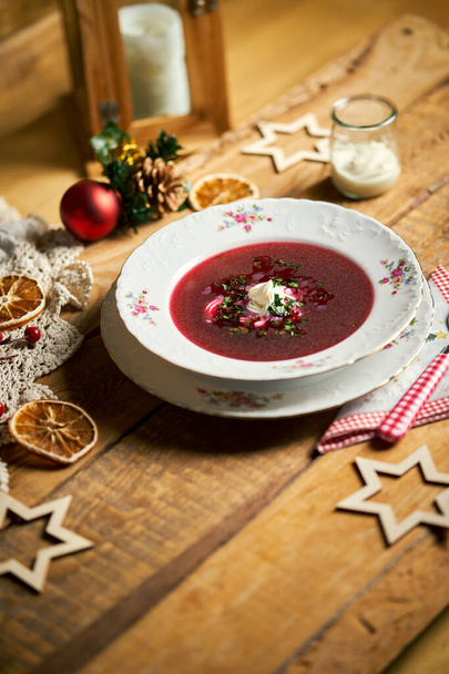 Traditionnel Noël rouge bortsch sur table en bois
 - Photo, image