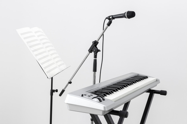 Piano électrique, microphone et support de musique
 - Photo, image