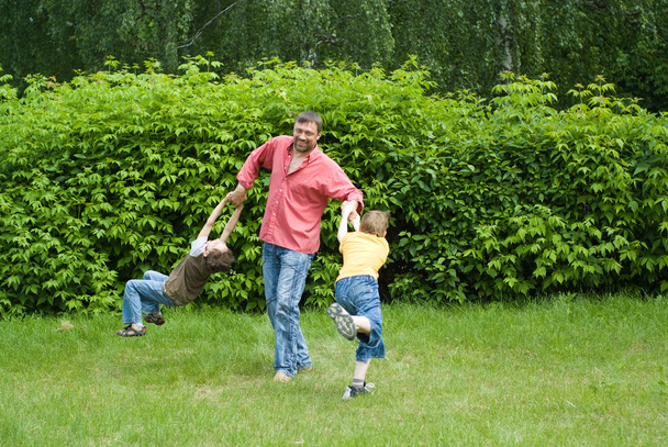 Dad plays with young children - Foto, afbeelding
