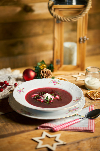 Traditionnel Noël rouge bortsch sur table en bois
 - Photo, image