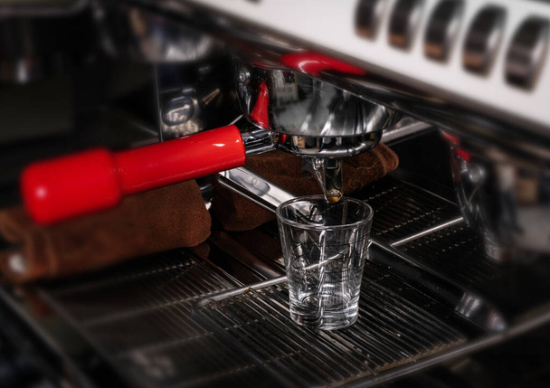 espresso maken in witte mok in coffeeshop of cafe close-up - Foto, afbeelding