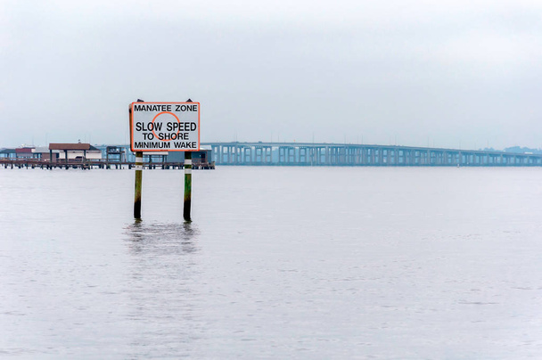 Segno di velocità lenta in un fiume aperto intorno a Jacksonville Florida, Stati Uniti
 - Foto, immagini