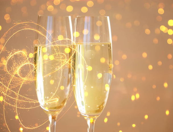 新年シャンパングラスと花火の背景 - 写真・画像