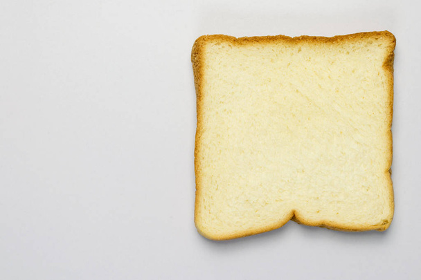 Krajíc chleba izolované na bílém pozadí - Fotografie, Obrázek