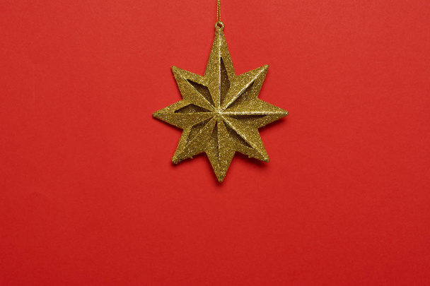 Estrella dorada sobre fondo rojo - Foto, imagen