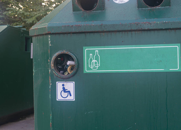 zielone pojemniki na śmieci żelaza na zbliżeniu ulicy. śmietnik żelazny do szyb - Zdjęcie, obraz
