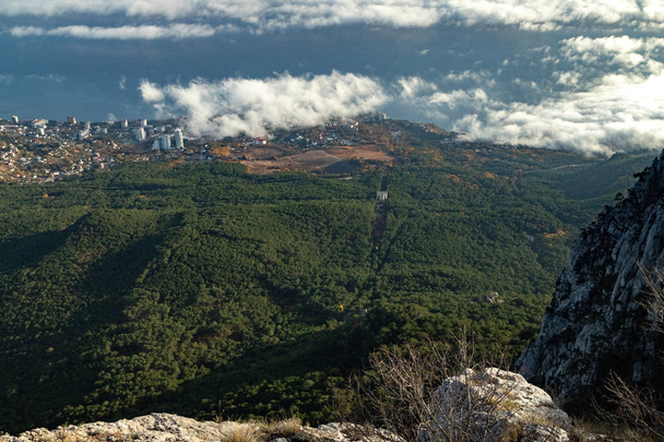 Näkymä Jaltan ylhäältä AI Petri Mountain.Crimea
. - Valokuva, kuva