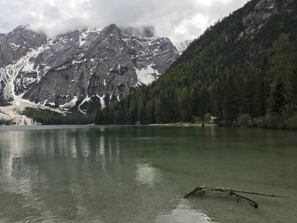 живописный вид на озеро среди гор, покрытых лесом днем
  - Фото, изображение