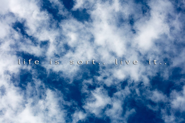 Szöveg idézet élet rendezve kék ég és fehér felhők backgroun - Fotó, kép