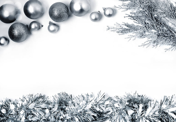 Karácsonyi kompozíció ezüst golyókkal. Karácsony, újév koncepció - Fotó, kép