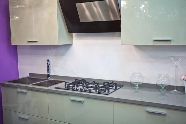 moderní kuchyň s vařičem a digestoří - Fotografie, Obrázek