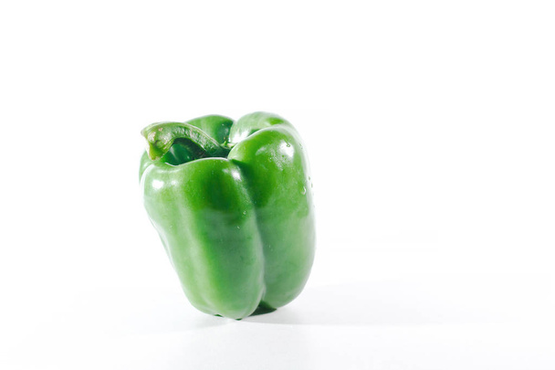 Zöld harangpaprika fehér alapon, harangpaprika használják a főzés és enni friss, harangpaprika nem fűszeres harangpaprika. - Fotó, kép