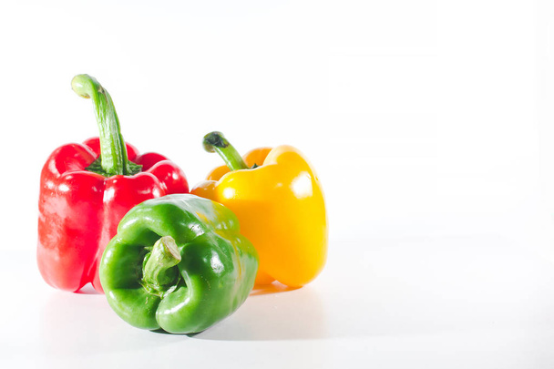 Sladké papriky jsou na bílém pozadí, sladké papriky se používají pro vaření a k jídlu čerstvé, sladké papriky jsou nekořeněné papriky. - Fotografie, Obrázek