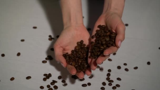 Coffee grains from hand to hand - 映像、動画