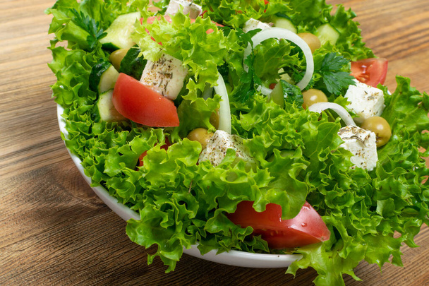 griechischer Salat, Horiatiki oder Dorfsalat mit Feta-Käse - Foto, Bild