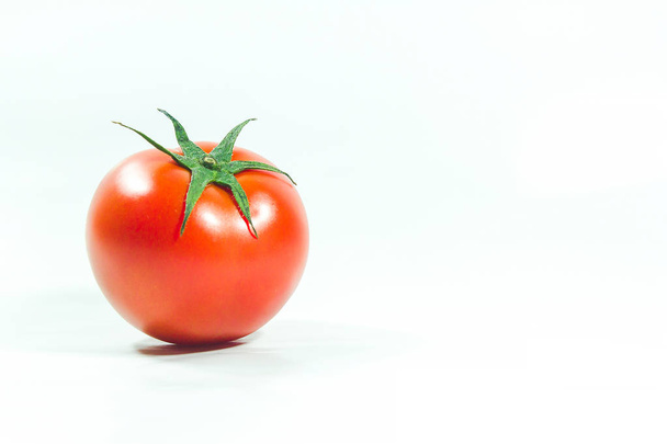 Red tomatoes on the White Blackground , Tomatoes are eaten when ripe, red Or fully ripe orange - Foto, Imagem