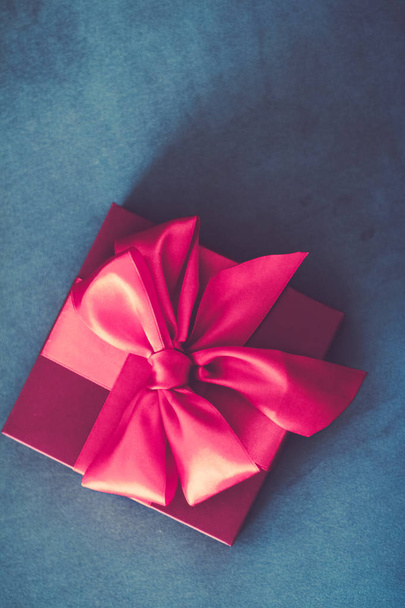 Винтажный роскошный праздник розовый подарочная коробка с шелковой лентой и лук, с
 - Фото, изображение