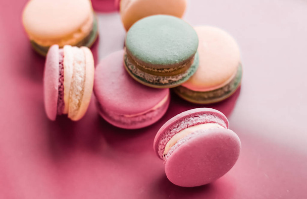 Macarrones franceses sobre fondo rosa pastel, café chic parisino d
 - Foto, imagen