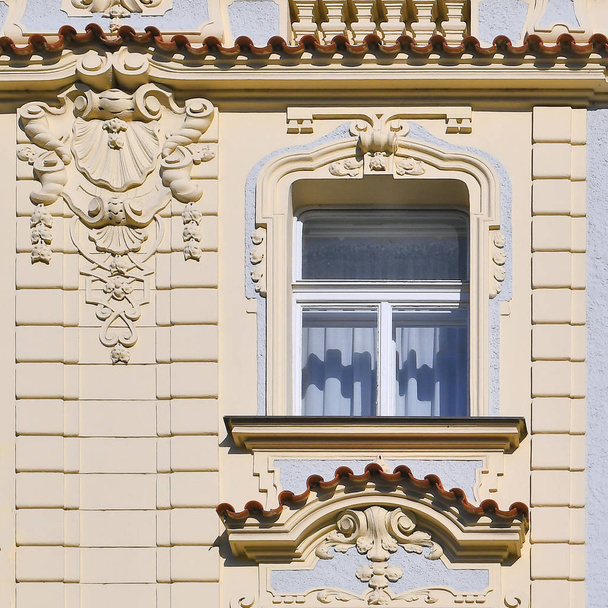 Okno starożytnego budynku. Stara Praga, 2019.  - Zdjęcie, obraz