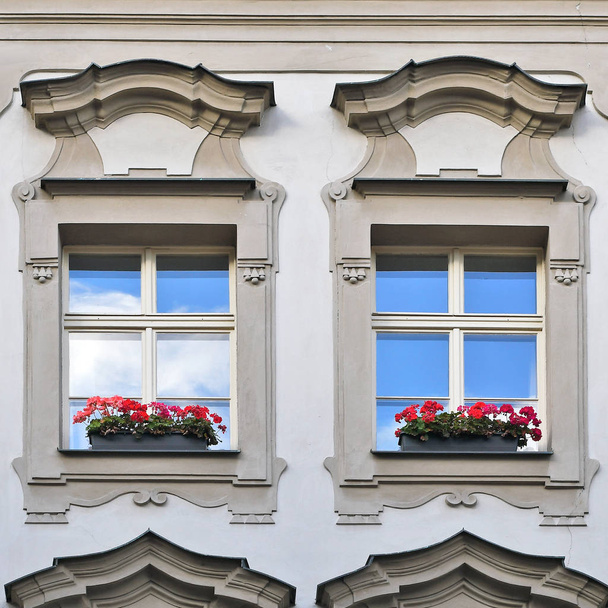Egy régi épület ablakából. Old Prague, 2019.  - Fotó, kép
