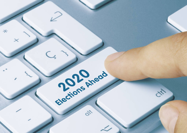 2020 Verkiezingen in het verschiet - Inschrijving op witte toetsenbord sleutel - Foto, afbeelding