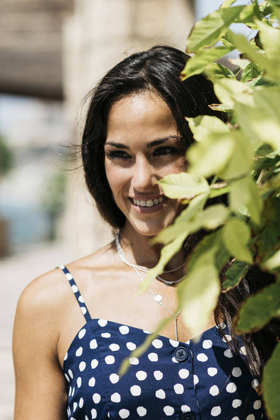 Κοντινό πορτραίτο μιας όμορφης ισπανίδας με μπλε κάμερα - Φωτογραφία, εικόνα
