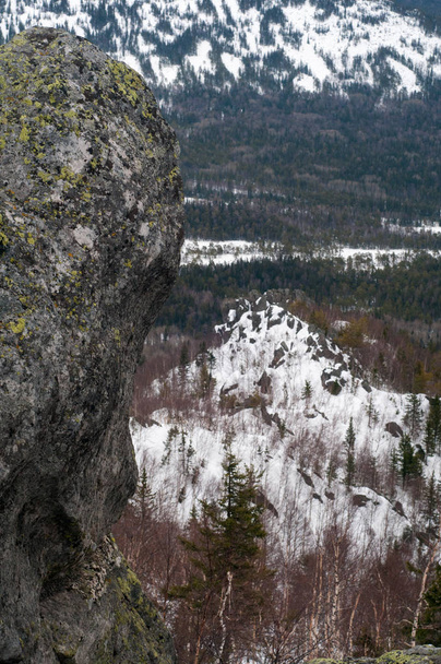 Invierno duro Ural rocas
 - Foto, Imagen