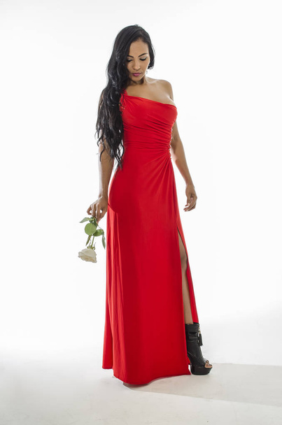 Mulher latina em vestido vermelho com uma rosa branca
 - Foto, Imagem
