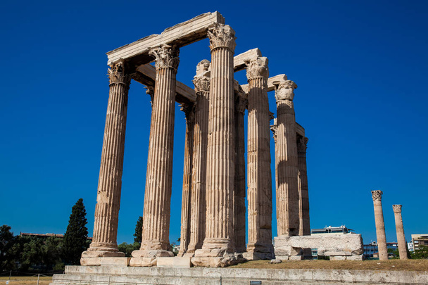 Ruiny świątyni Zeusa Olimpijskiego, znanego również jako Olimpion w centrum miasta Aten w Grecji - Zdjęcie, obraz