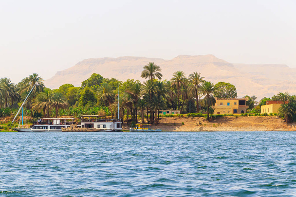 Νείλος ποταμός στην καρδιά της πόλης Λούξορ, Αίγυπτος - Φωτογραφία, εικόνα