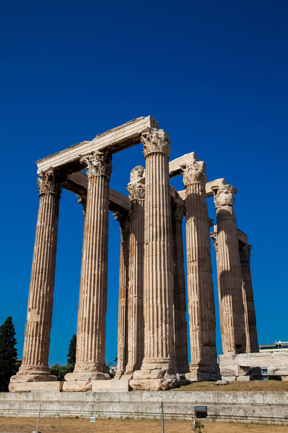 Ruïnes van de Tempel van Olympisch Zeus, ook bekend als de Olympieion in het centrum van Athene in Griekenland - Foto, afbeelding