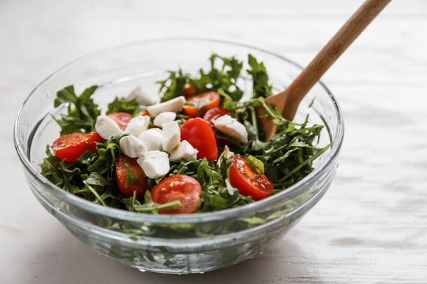 Caprese salade. Repas santé aux tomates cerises, mozzarella
 - Photo, image