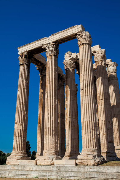 Ruines du Temple de Zeus Olympien également connu comme l'Olympieion au centre de la ville d'Athènes en Grèce
 - Photo, image
