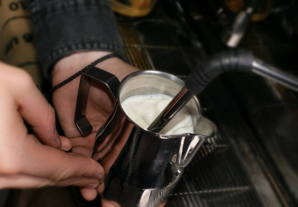 Gotowanie kawy w kawiarni lub kawiarni z bliska - Zdjęcie, obraz
