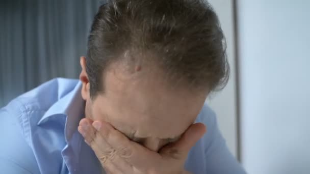 Frustrated man crying in hospital ward, pain of loss, problems with health - Metraje, vídeo