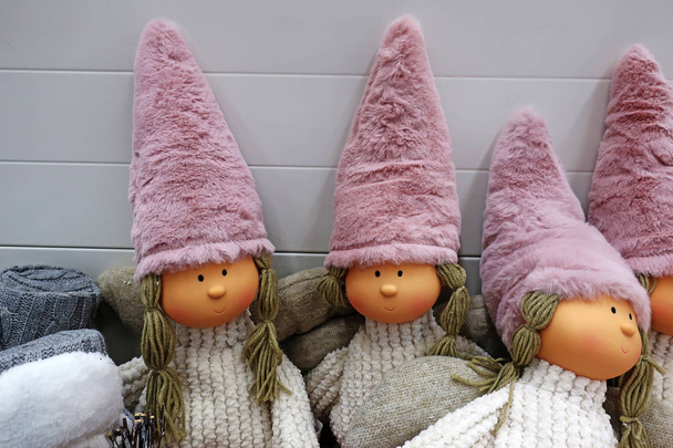 Mor şapkalı, örgülü kazaklı komik bebekler. - Fotoğraf, Görsel