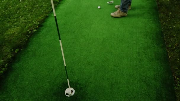 Гравець у гольф на зелений пропускає тісні патт - Кадри, відео