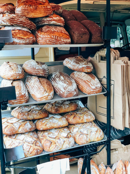 Bakkerij met assortiment gezond rustiek brood - Foto, afbeelding