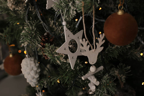 Χριστουγεννιάτικο βράδυ, λαμπερό χριστουγεννιάτικο δέντρο παιχνίδι διακοσμεί το δέντρο της Πρωτοχρονιάς - Φωτογραφία, εικόνα