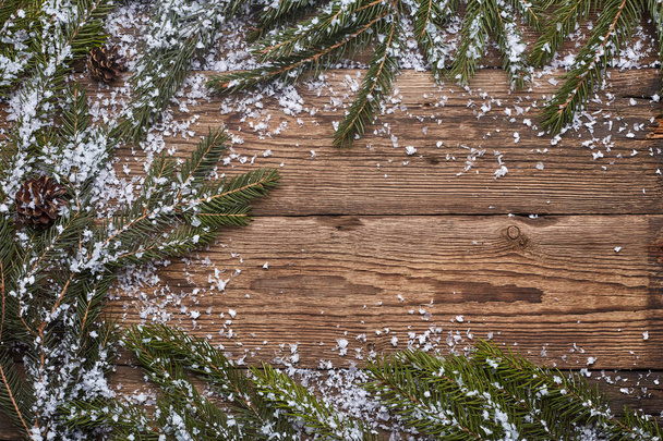 クリスマスや新年の装飾の背景。雪だ天使だコピースペースとブラウンのグランジの背景. - 写真・画像
