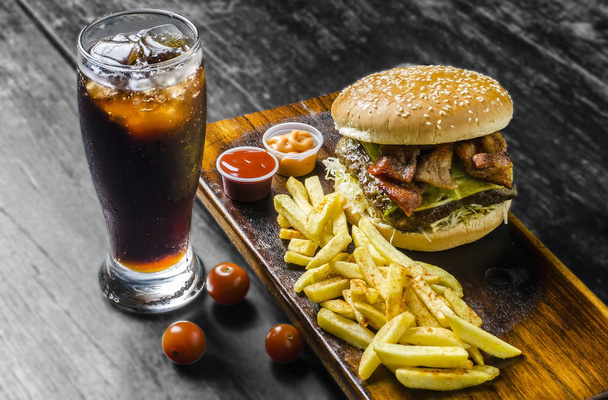 Чизбургер, картошка фри и содовое стекло
 - Фото, изображение