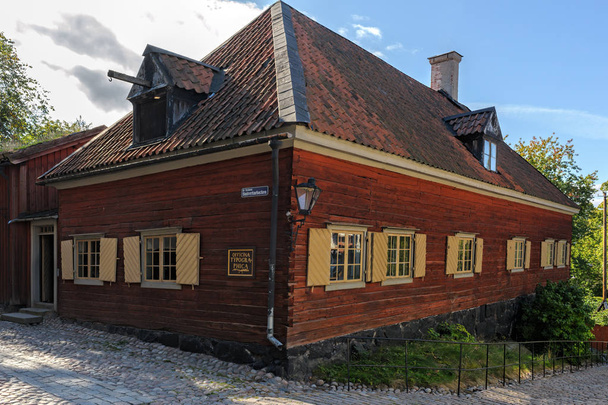 Traditional timber houses painted in falun red on corner of Old  - Foto, immagini