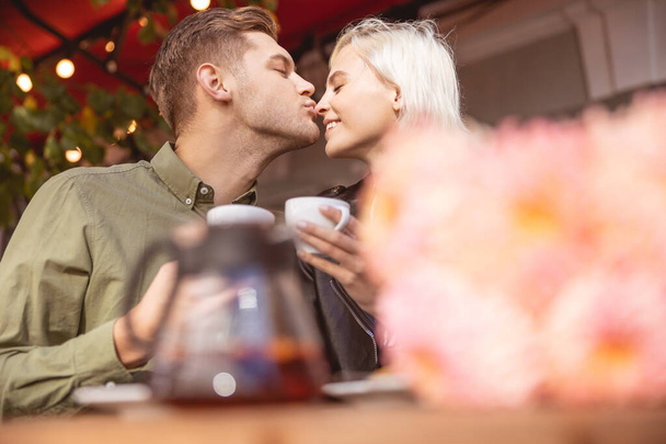 Young couple having a date in the coffee shop - Foto, immagini