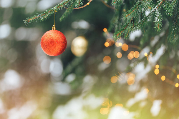 Bolas de Natal na árvore ao ar livre
 - Foto, Imagem