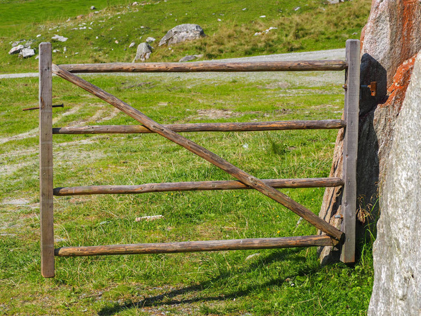 houten hek op een berg weiland - Foto, afbeelding