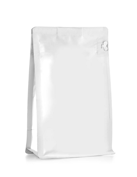 Bolsa blanca aislada en blanco
  - Foto, imagen