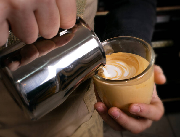 Barista dělá latté kávu s mlékem v kavárně detailní up - Fotografie, Obrázek