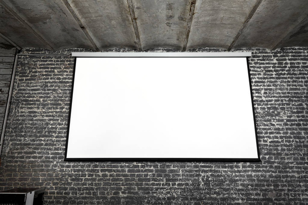 Imagen de la pantalla del proyector blanco en wal de ladrillo gris
 - Foto, Imagen